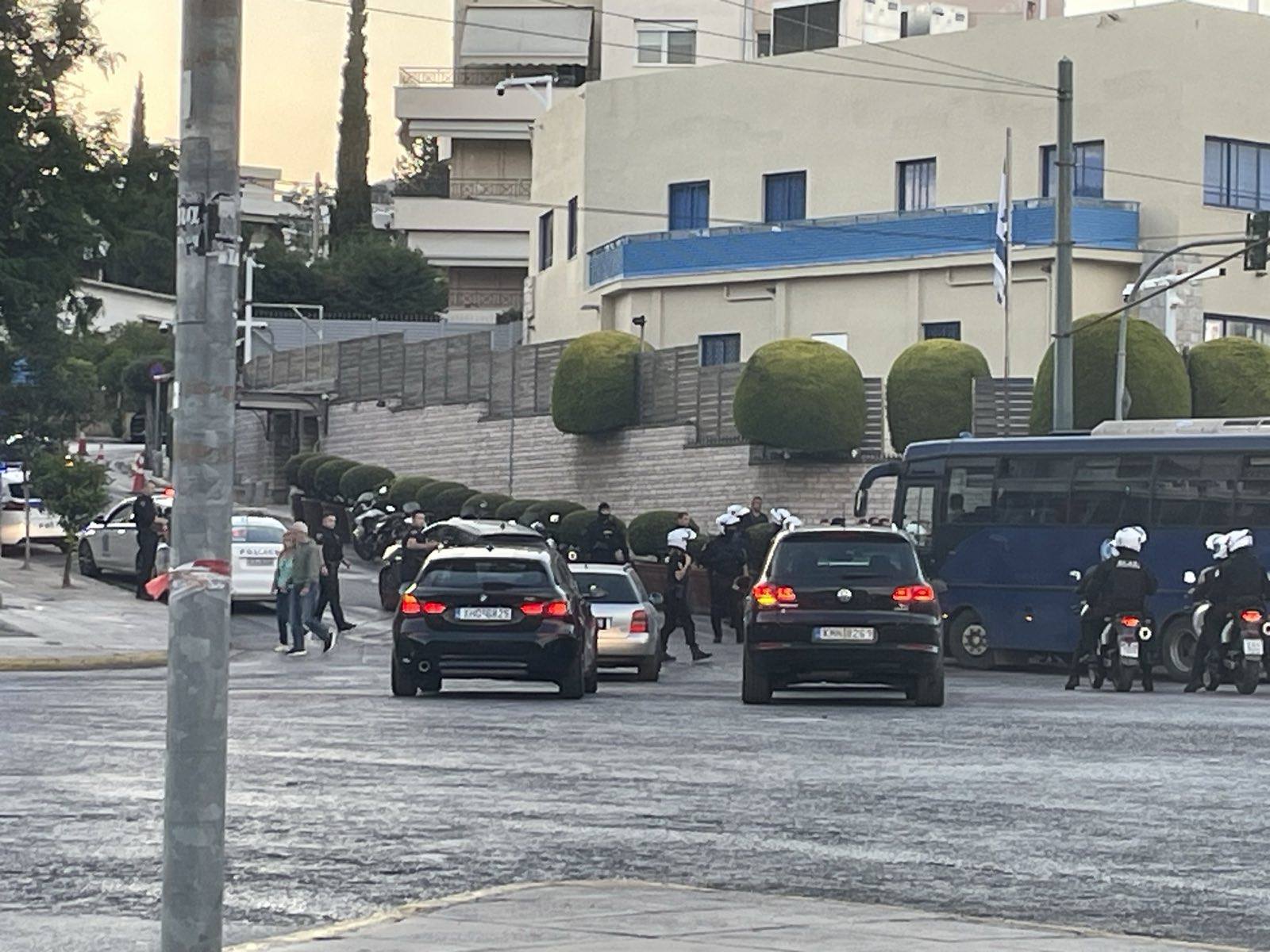 Συγκέντρωση μελών του Ρουβίκωνα έξω από την πρεσβεία του Ισραήλ – Έγιναν 57 προσαγωγές