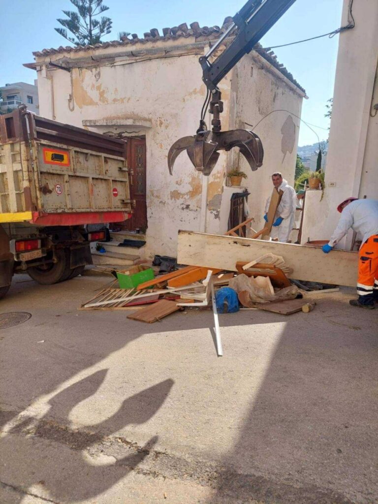 Χανιά: Παρουσία εισαγγελέα και εν μέσω έντασης ο καθαρισμός σπιτιού στη Χαλέπα 0- Απομακρύνθηκε μεγάλος όγκος σκουπιδιών