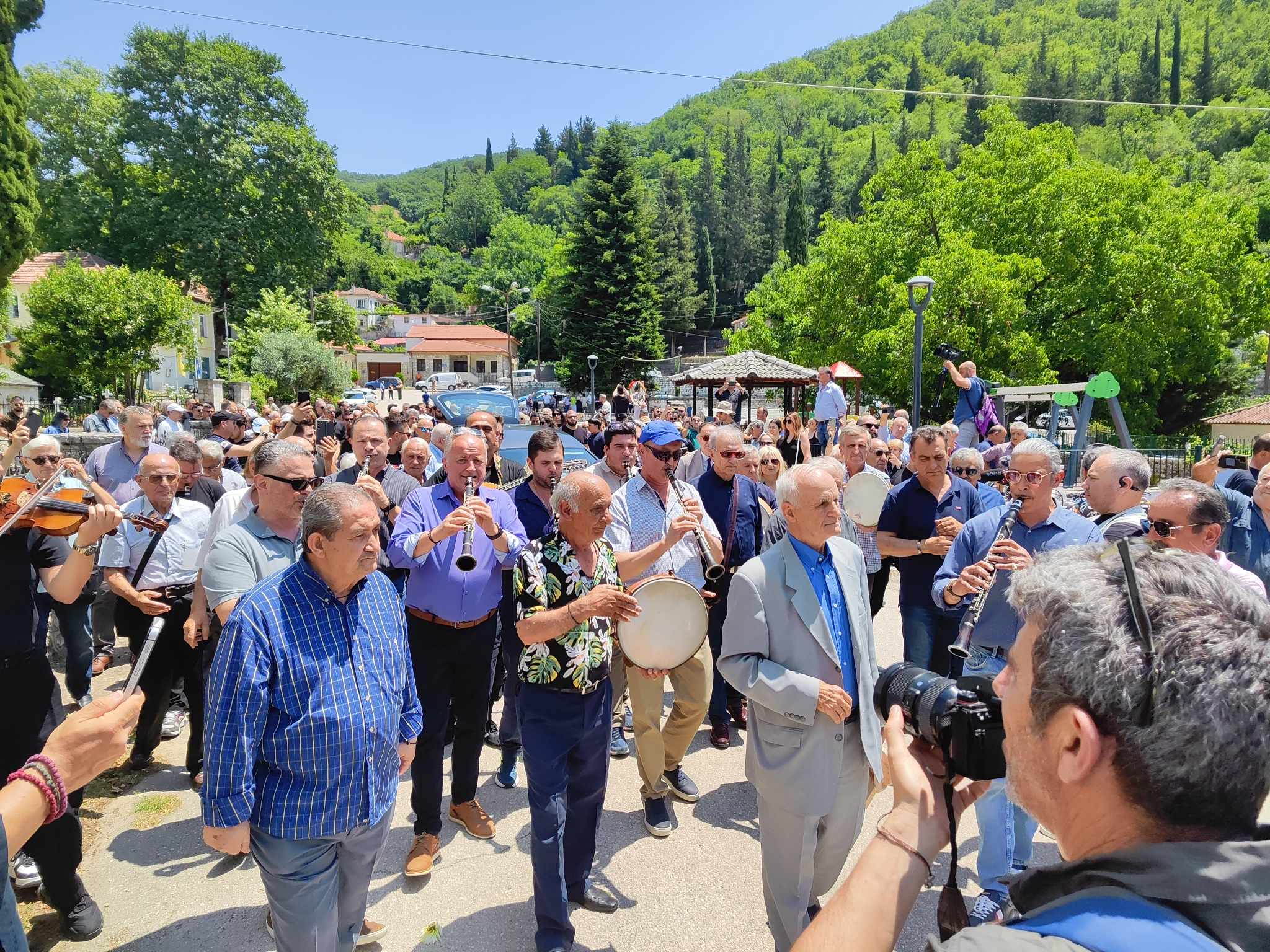 Ιωάννινα: Με συγκίνηση και υπό τους ήχους του κλαρίνου αποχαιρετούν τον Πέτρο-Λούκα Χαλκιά – Στο Πωγώνι η κηδεία του