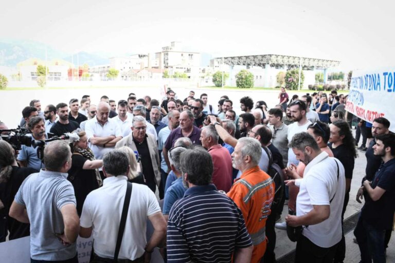 Ο Δ. Κουτσούμπας στη συγκέντρωση των απεργών ναυτεργατών στο λιμάνι της Πάτρας