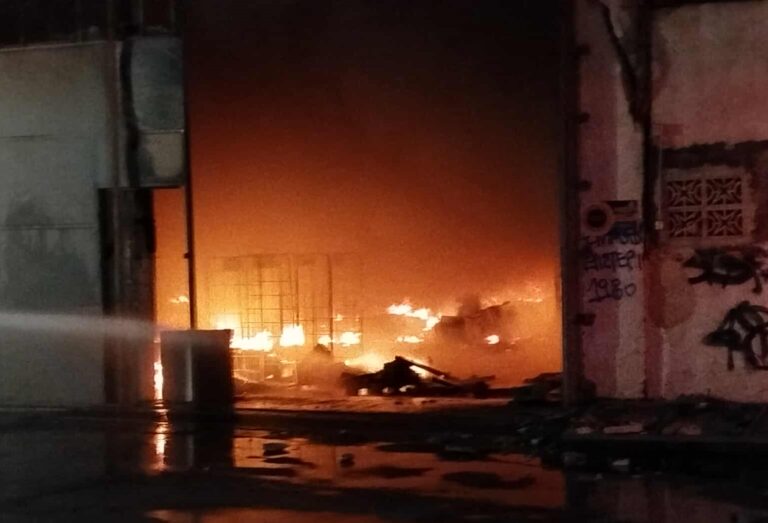 Μεγάλες υλικές ζημιές από την πυρκαγιά σε επιχείρηση με υπολογιστές στον Κολωνό