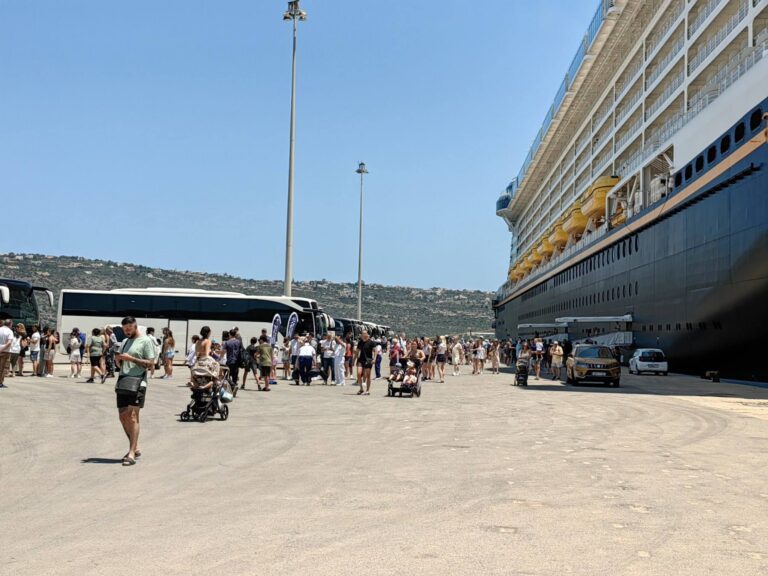 Χανιά: Τρία κρουαζιερόπλοια στο λιμάνι της Σούδας – Περισσότεροι από 8.000 επισκέπτες