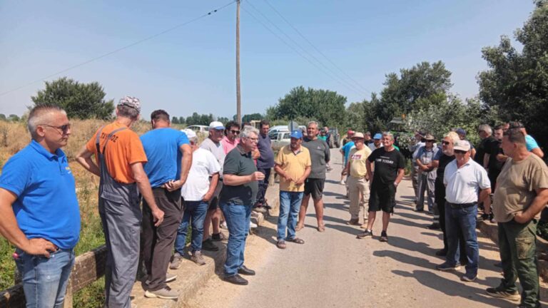 Κινητοποίηση αγροτών του Δήμου Παλαμά στον ποταμό Καλέντζη – Ζητούν άμεσα νερό για τις καλλιέργειες