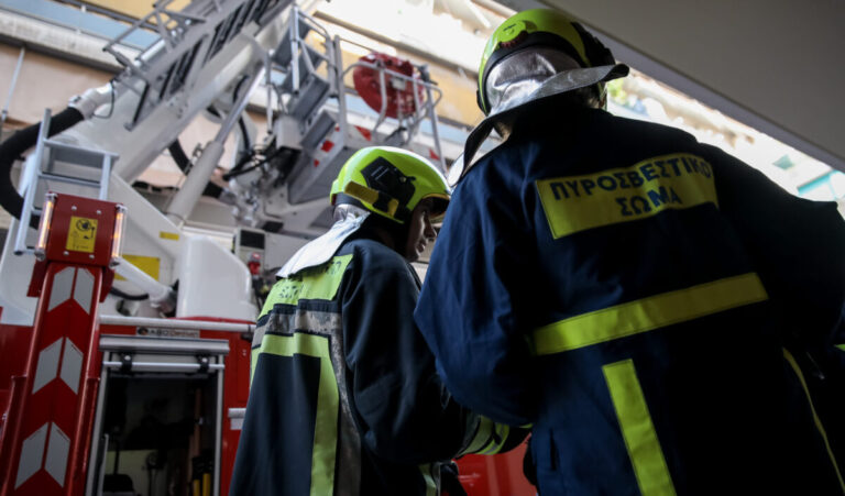 Υπό έλεγχο η πυρκαγιά σε αποθηκευτικό χώρο επιχείρησης στον Κολωνό