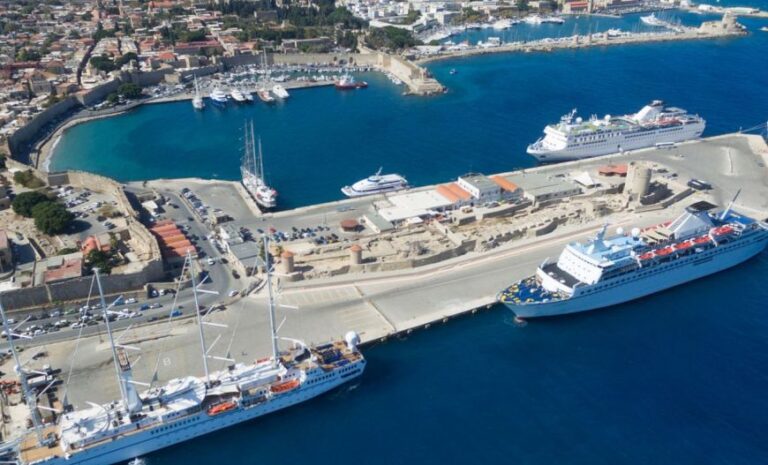 Πτώση μέλους πληρώματος κρουαζιερόπλοιου στη θάλασσα στο λιμάνι της Σούδας