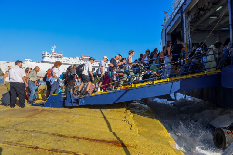 Μαζική έξοδος για το τριήμερο: Πάνω από 40.000 επιβάτες έφυγαν σε δύο μέρες από τον Πειραιά, σχεδόν 100.000 οχήματα έχουν περάσει τα διόδια