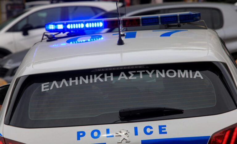 Επιχείρηση κατά κυκλωμάτων οπαδών: Εμπλέκονται σε αρπαγές, απειλές, ληστείες, κατοχή εκρηκτικών υλών – 13 συλλήψεις