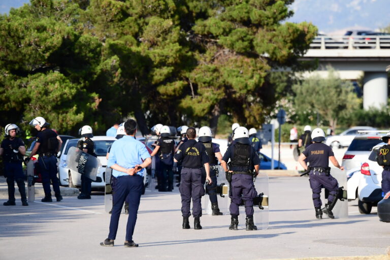 Συλλήψεις και προσαγωγές οπαδών: Μεγάλη επιχείρηση της ΕΛΑΣ στην Αθήνα – Εμπλέκονται και σε διακίνηση ναρκωτικών