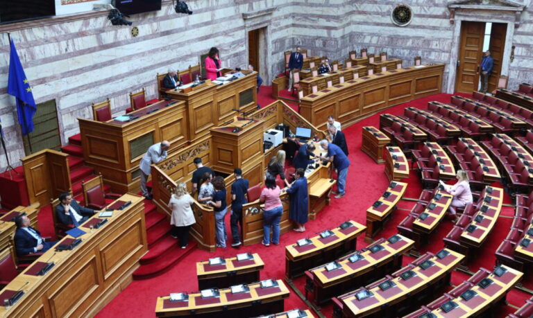 Κλιμακώνεται η πολιτική αντιπαράθεση για την τραγωδία των Τεμπών – Τα σχόλια της αντιπολίτευσης για την προανακριτική