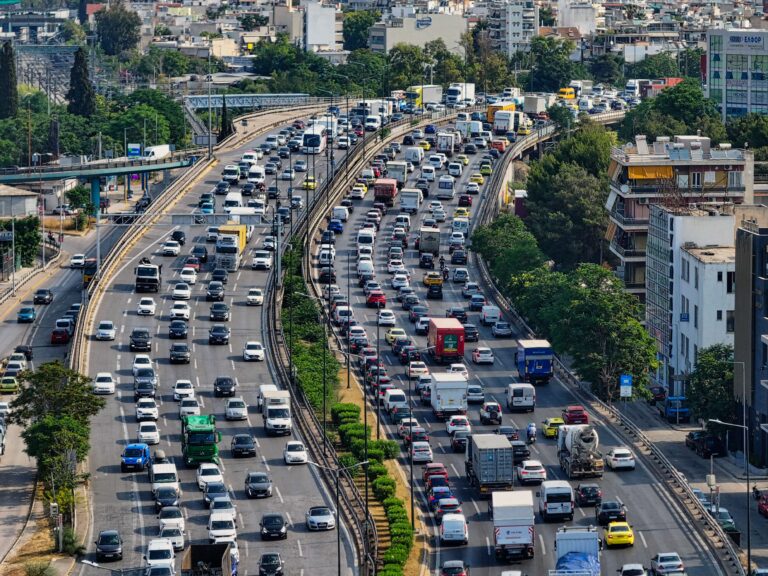 Πάνω από 195 χιλιάδες οχήματα έφυγαν από το λεκανοπέδιο Αττικής – Τα μέτρα για την ασφαλή επιστροφή των εκδρομέων