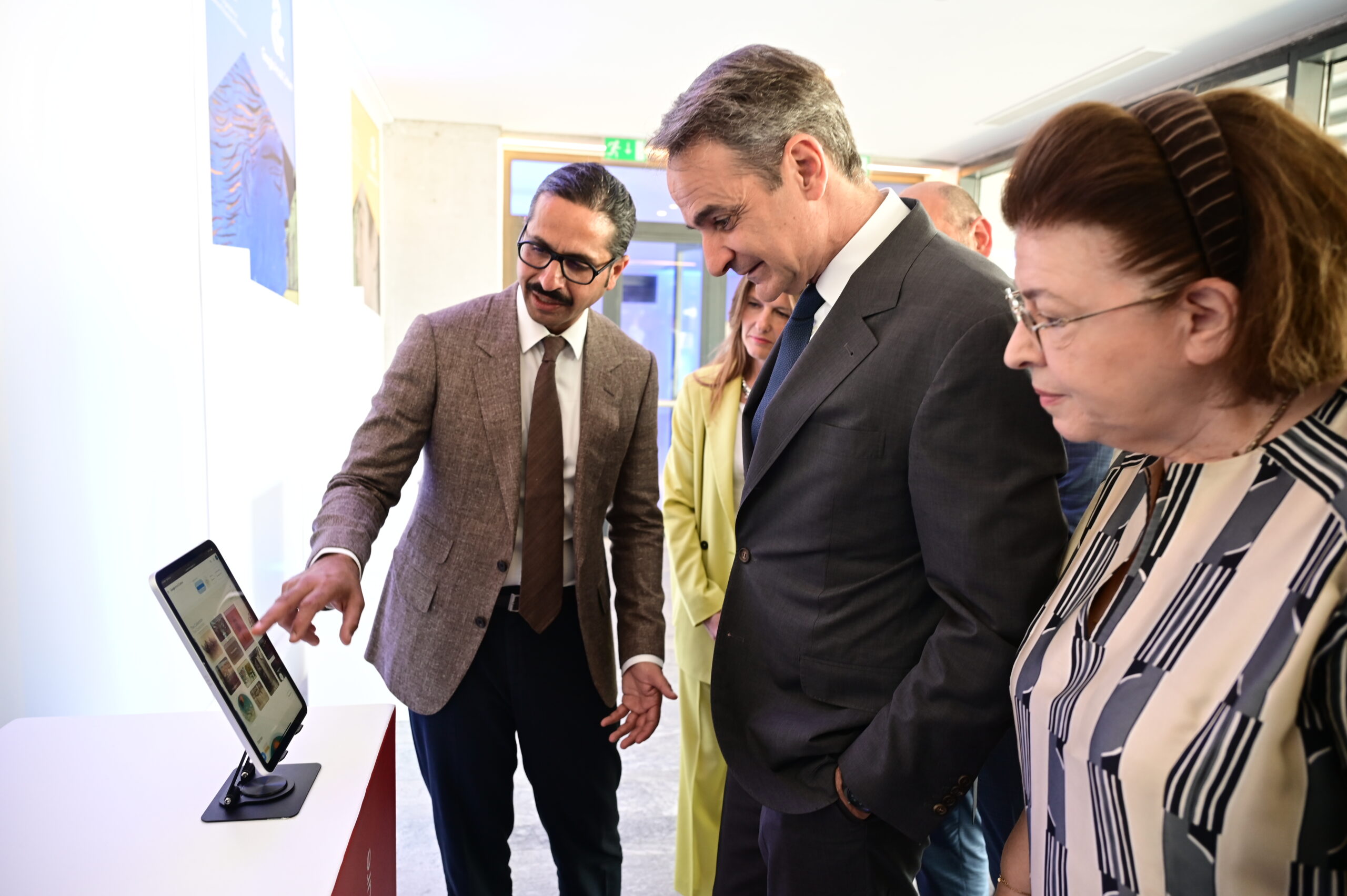 [378465] ΣΥΖΗΤΗΣΗ ΤΟΥ ΠΡΩΘΥΠΟΥΡΓΟΥ ΚΥΡΙΑΚΟΥ ΜΗΤΣΟΤΑΚΗ ΜΕ ΤΟΝ ΑΜΙΤ SOOD ΣΤΟ ΠΛΑΙΣΙΟ ΤΗΣ ΕΚΔΗΛΩΣΗΣ "GREEK ART NOW" (ΜΙΧΑΛΗΣ ΚΑΡΑΓΙΑΝΝΗΣ/EUROKINISSI)