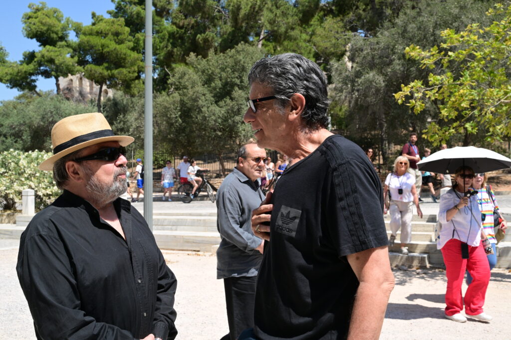 Ο τελευταίος αποχαιρετισμός στον Βασίλη Παπαβασιλείου – Πλήθος κόσμου στην κηδεία του