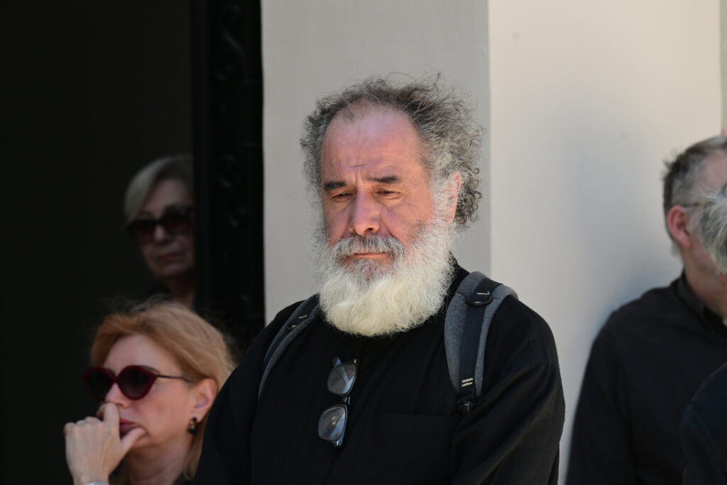 Ο τελευταίος αποχαιρετισμός στον Βασίλη Παπαβασιλείου – Πλήθος κόσμου στην κηδεία του