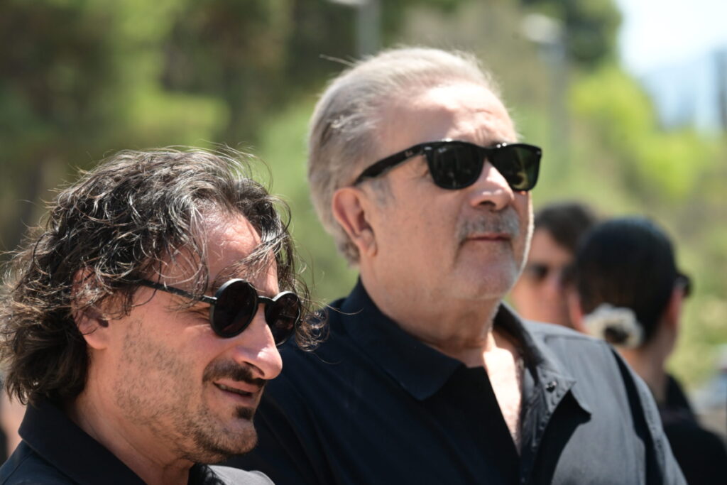 Ο τελευταίος αποχαιρετισμός στον Βασίλη Παπαβασιλείου – Πλήθος κόσμου στην κηδεία του