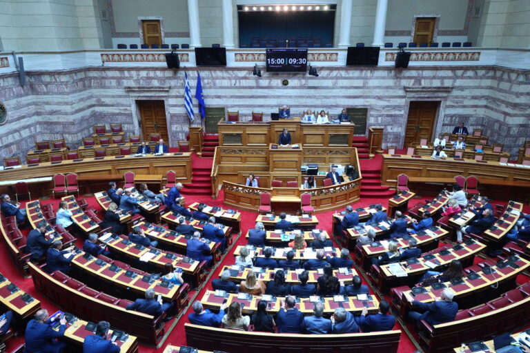 Live από τη Βουλή η συζήτηση και ψηφοφορία για τις προτάσεις περί προανακριτικών για τα Τέμπη