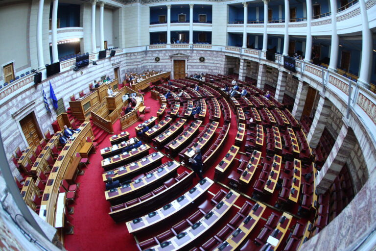 «Σύγκρουση κορυφής» στη Βουλή για σύσταση προανακριτικής επιτροπής για τα Τέμπη – Μυστική η ψηφοφορία σε 14 κάλπες