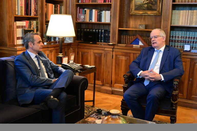 Ο διάλογος του ΠτΔ με τον Πρωθυπουργό πριν από λίγο στο Προεδρικό Μέγαρο