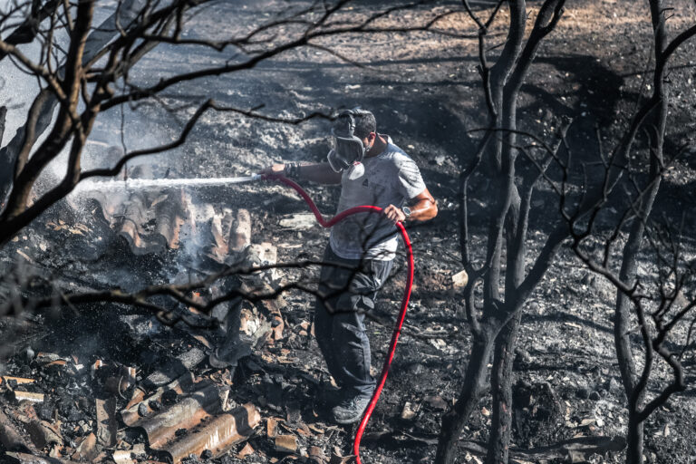 Προανάκριση για τα αίτια της φωτιάς στην Παλαιά Φώκαια – Ενδείξεις ότι προκλήθηκε από καλώδιο του ΔΕΔΔΗΕ στο Θυμάρι
