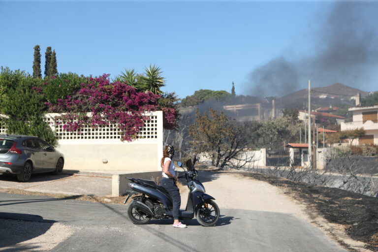 Φωτιά τώρα: Λεωφορεία και χώροι υποδοχής από τους Δήμους Σαρωνικού και Λαυρεωτικής