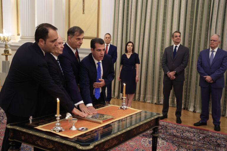Ορκίστηκαν τα νέα μέλη της κυβέρνησης Πλεύρης, Θεοχάρης, Ανδριανός και Δερμεντζόπουλος