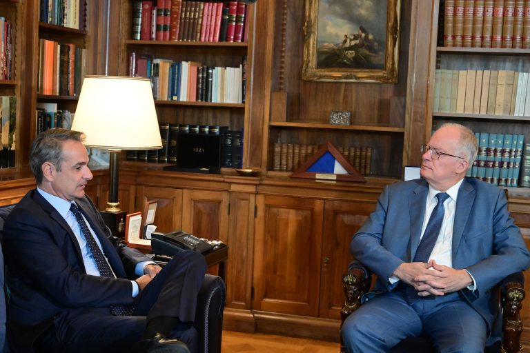 Προεδρικό Μέγαρο πριν από λίγο: Ο διάλογος του ΠτΔ με τον Πρωθυπουργό, πριν από την αναχώρηση του Κ. Μητσοτάκη για την Αίγυπτο
