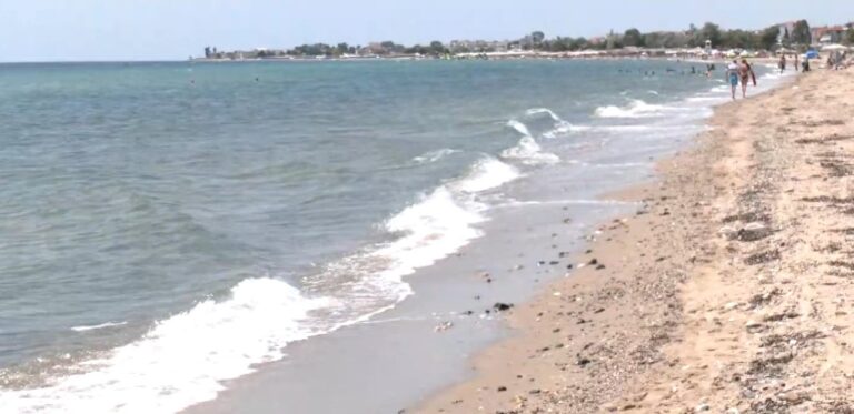 Βουτιές στις παραλίες της Χαλκιδικής με υψηλές θερμοκρασίες και μποφόρ