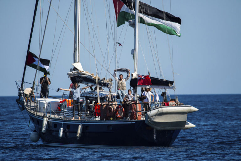 Το σκάφος του Freedom Flotilla Coalition, με ανθρωπιστική βοήθεια για τους Παλαιστινίους, πλησιάζει στη Λωρίδα της Γάζας
