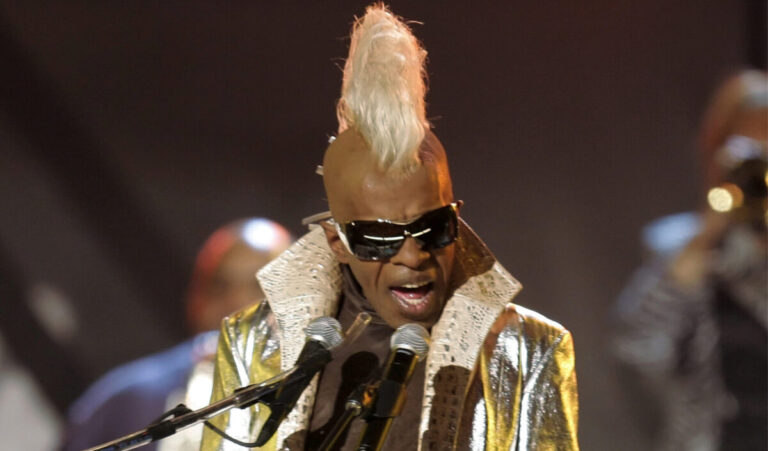 Πέθανε σε ηλικία 82 ετών ο Sly Stone, πρωτοπόρος της funk-rock και αρχηγός των Family Stone