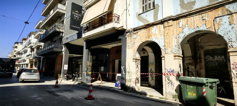 Νέο περιστατικό με πτώση σοβάδων στο κέντρο της Πάτρας