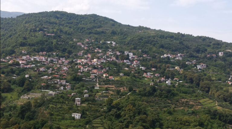Περιπέτεια για ζευγάρι Γερμανών τουριστών στη Μακρυρράχη – Επιχείρηση διάσωσης από Πυροσβεστική και ΕΚΑΒ
