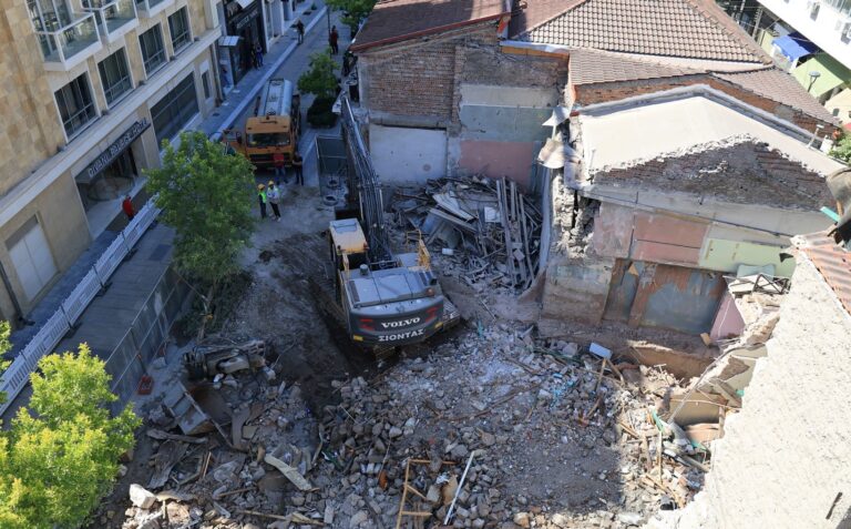 Λάρισα: Κλείνει τμήμα πεζοδρόμων λόγω εργασιών κατεδάφισης μπροστά από το Αρχαίο Θέατρο