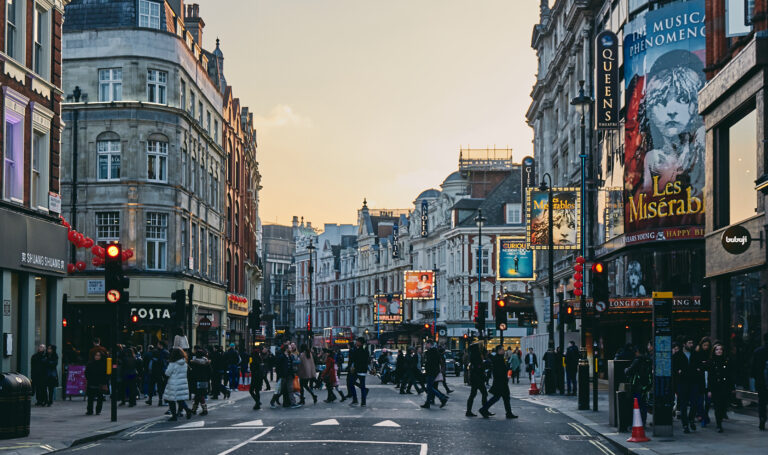 Γιατί το West End διδάσκει το Broadway πώς ανανεώνονται τα κλασικά;