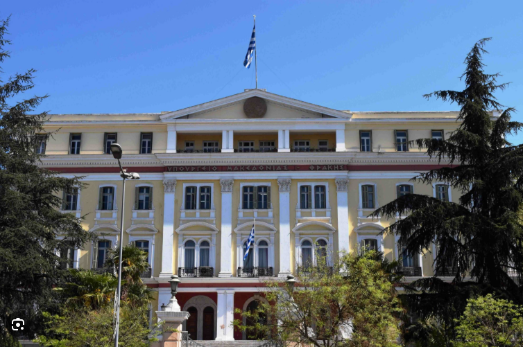Θεσσαλονίκη: Πέταξαν μπογιές στην είσοδο του ΥΜΑΘ