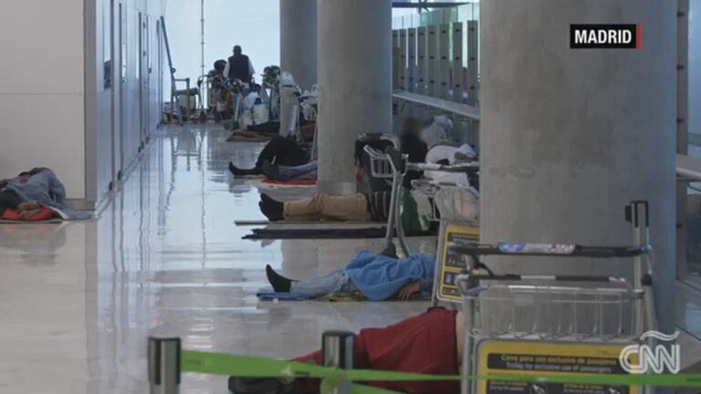 Ισπανία: Άστεγοι στα αεροδρόμια σε Μαδρίτη και Βαρκελώνη – Απλησίαστα τα ενοίκια