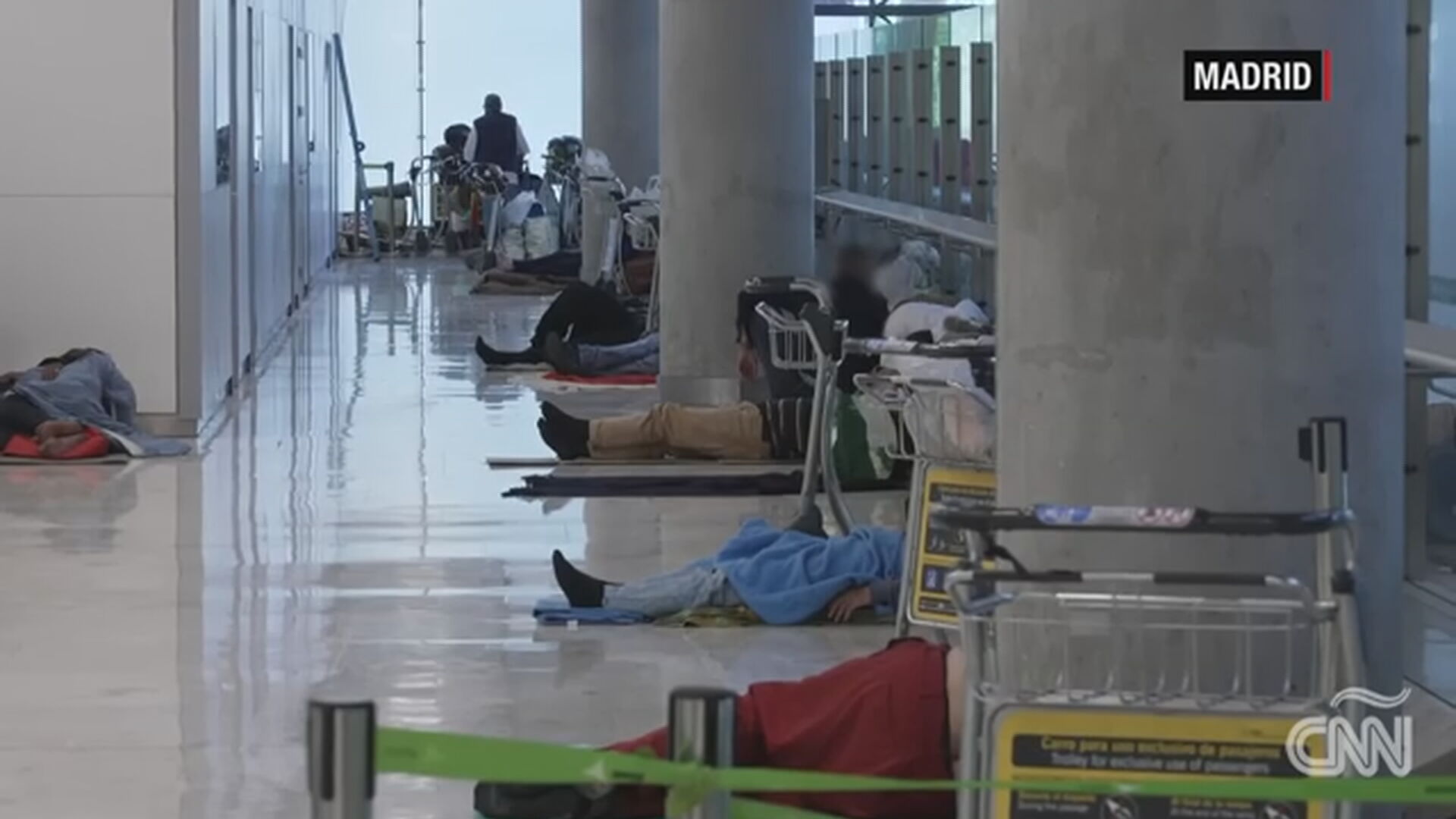 Ισπανία: Άστεγοι στα αεροδρόμια σε Μαδρίτη και Βαρκελώνη – Απλησίαστα τα ενοίκια