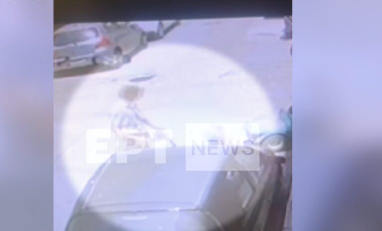 Άγρια επίθεση σε ηλικιωμένη από 37χρονο στα Εξάρχεια — Βίντεο ντοκουμέντο του ΕΡΤΝews