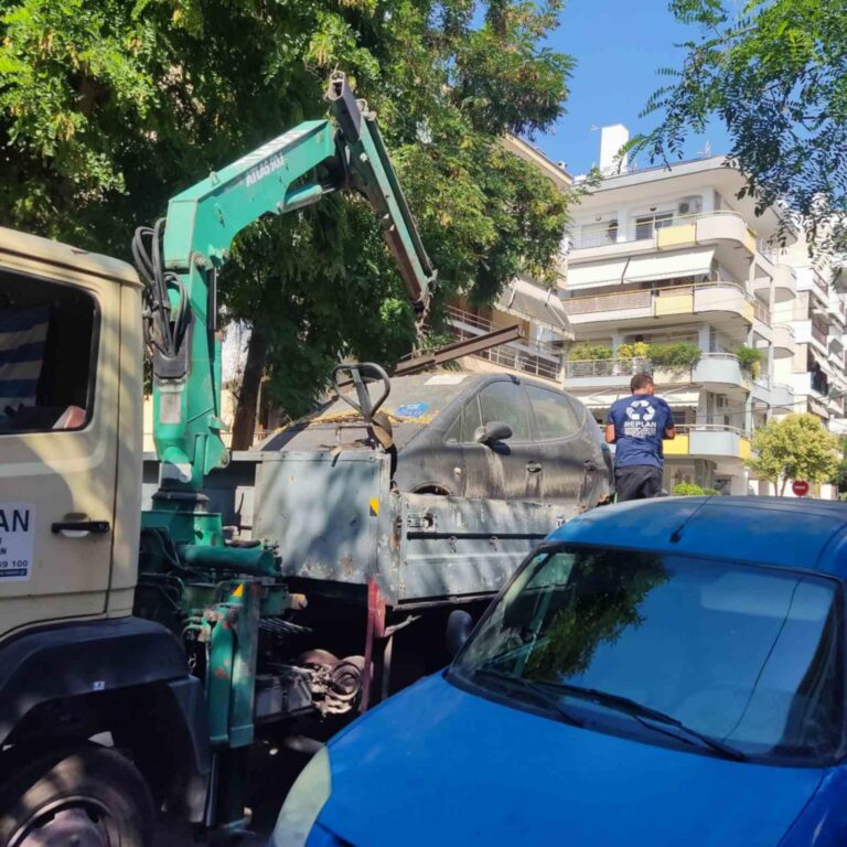 Θεσσαλονίκη: Επιχείρηση απομάκρυνσης εγκαταλελειμμένων οχημάτων από το Δήμο Καλαμαριάς