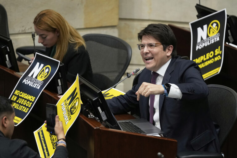 Κολομβία: Σε «εξαιρετικά κρίσιμη» κατάσταση ο γερουσιαστής Ουρίμπε μετά από πυροβολισμούς στο κεφάλι