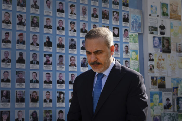 Χ. Φιντάν: Σοβαρές παραβιάσεις στην «τουρκική» μουσουλμανική μειονότητα Θράκης – Οι Τουρκοκύπριοι ζουν υπό άδικη και απάνθρωπη απομόνωση