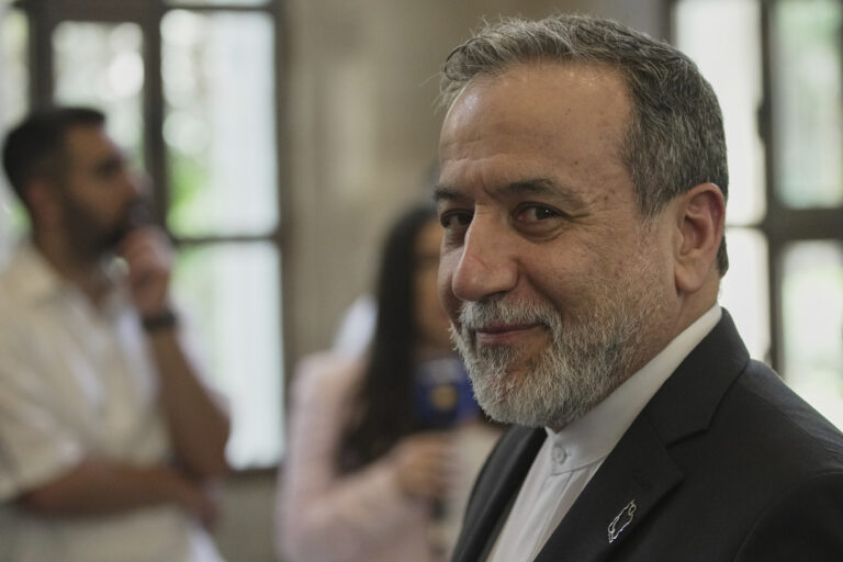Ο Ιρανός ΥΠΕΞ προειδοποιεί τον Τραμπ: Αν θέλει συμφωνία, θα πρέπει να σταματήσει να είναι ασεβής προς τον Χαμενεΐ