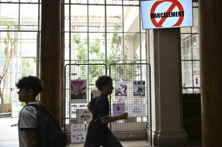 Γαλλία: Ενός λεπτού σιγή σε όλα τα σχολεία ως φόρο τιμής στη σχολική βοηθό που σκοτώθηκε από μαθητή