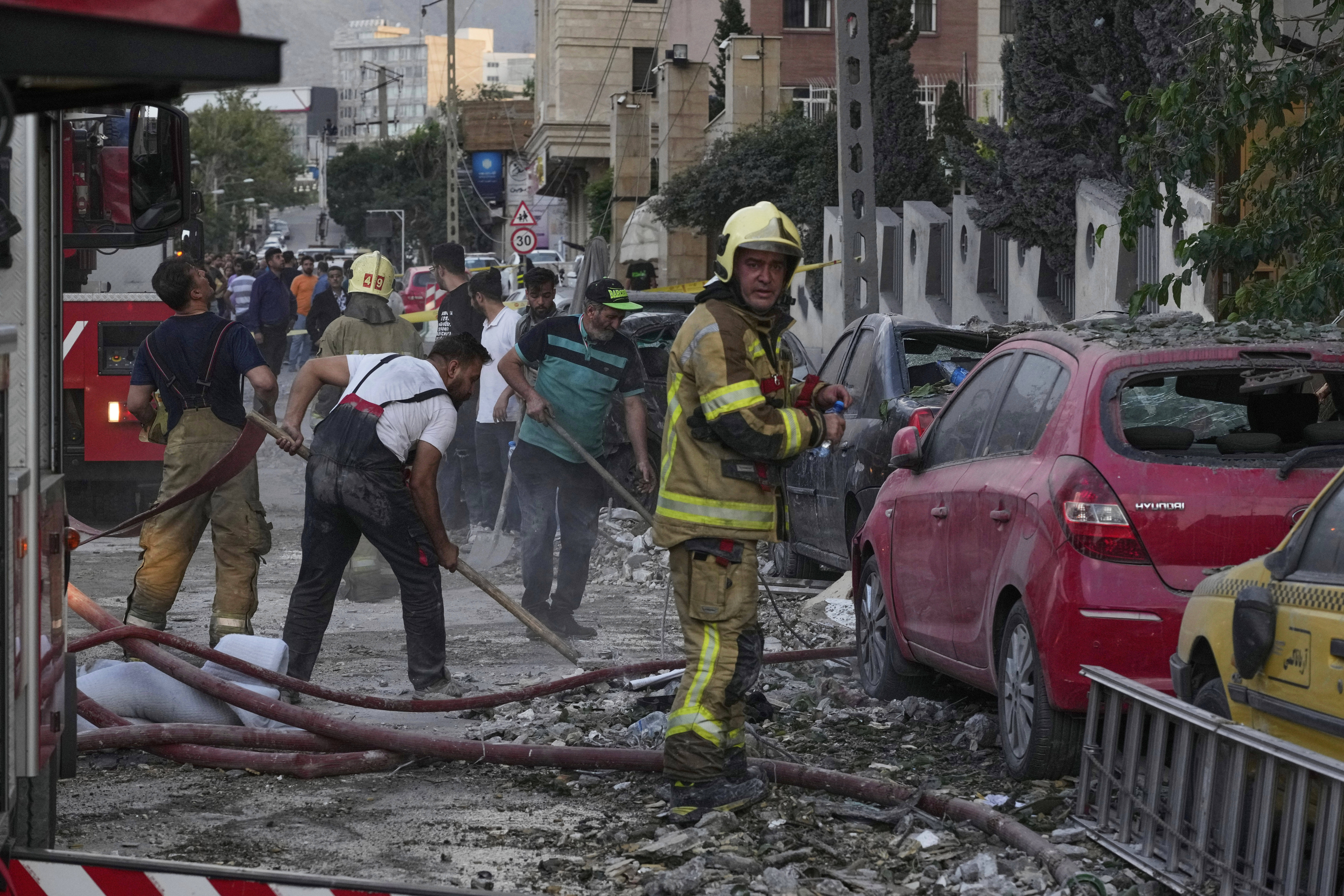 Επίθεση του Ισραήλ στο Ιράν: Αγωνία επιβίωσης για τους δυο αντιπάλους – Το Ισραήλ θέλει να «κλείσει όλους τους ανοιχτούς λογαριασμούς του» – Τι συνέπειες μπορεί να έχει για την Ελλάδα