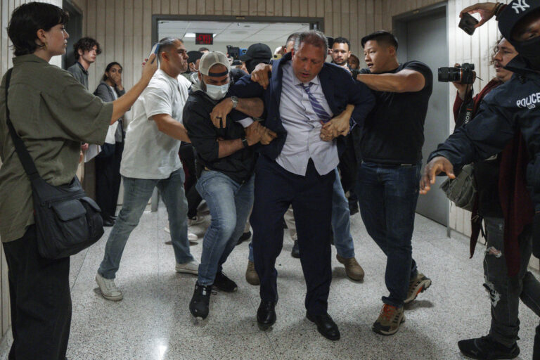 Νέα Υόρκη: Συνελήφθη κατά τη διάρκεια επεισοδιακής δίκης μεταναστών ο υποψήφιος δήμαρχος Μπραντ Λάντερ