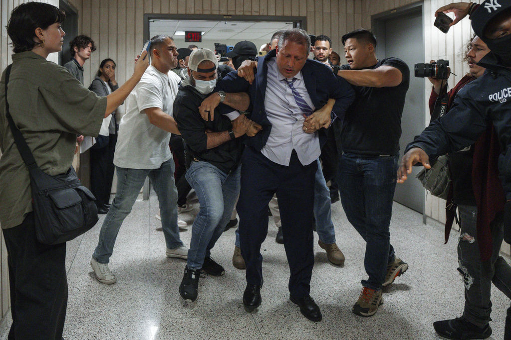 Νέα Υόρκη: Συνελήφθη κατά τη διάρκεια επεισοδιακής δίκης μεταναστών ο υποψήφιος δήμαρχος Μπραντ Λάντερ
