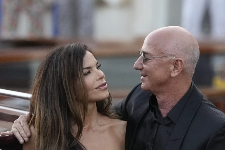 Τζεφ Μπέζος – Λόρεν Σάντσεζ: Ο κοσμοπολίτικος γάμος της χρονιάς στη Βενετία – Το νυφικό, το μονόπετρο και το προγαμιαίο συμβόλαιο