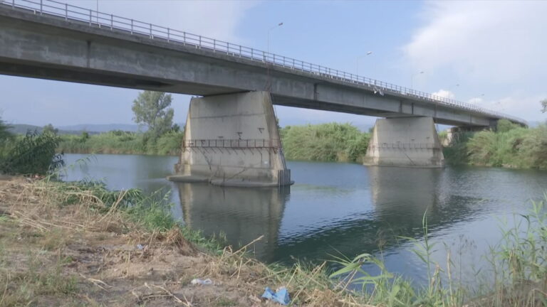 Σε κρίσιμη κατάσταση τα δύο παιδιά που ανασύρθηκαν από τον Άραχθο – Νοσηλεύονται διασωληνωμένα στη ΜΕΘ
