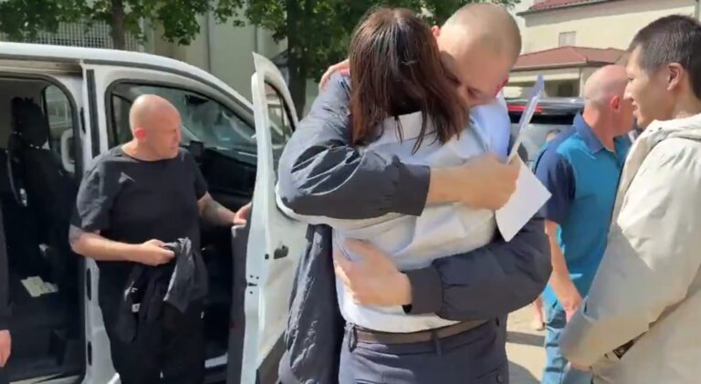 Λευκορωσία: Ελεύθερος αφέθηκε από τις φυλακές, ο ηγέτης της αντιπολίτευσης Σεργκέι Τιχανόφσκι