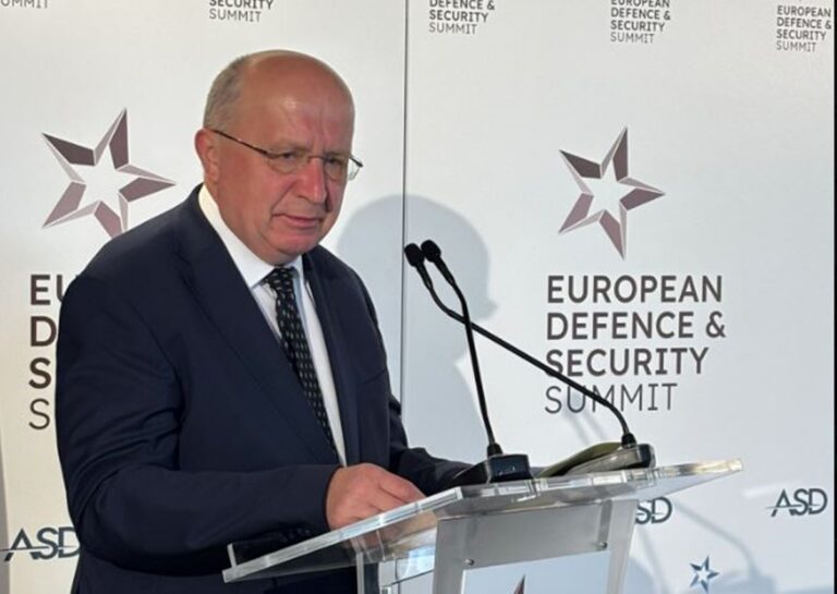 Επίτροπος Άμυνας ΕΕ: Η Ευρωπαϊκή Επιτροπή θα προτείνει την απλοποίηση των όρων που αφορούν τις αμυντικές προμήθειες