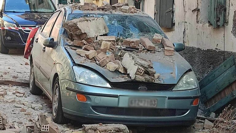 Κέρκυρα: Τμήμα στέγης εγκαταλειμμένου κτιρίου έπεσε σε αυτοκίνητο στην παλιά πόλη