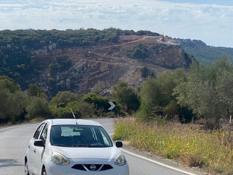 Πελοπόννησος: Υπεγράφη η σύμβαση για τη βελτίωση της οδικής ασφάλειας – Στοχευμένες παρεμβάσεις σε 618 επικίνδυνα σημεία 